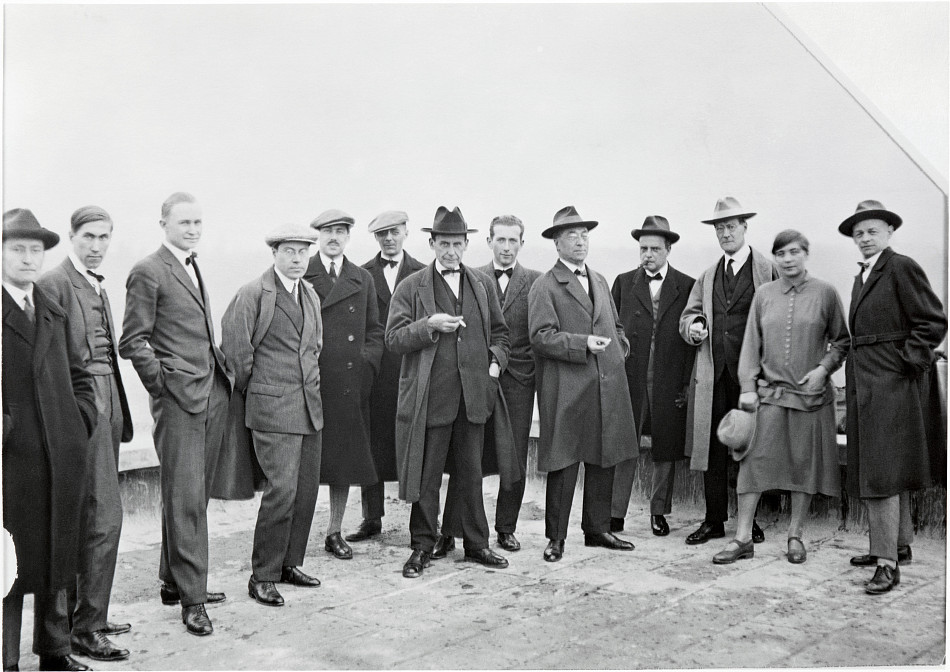 Die Meister auf dem Dach des Bauhausgebäudes, Dessau, von links: Josef Albers, Hinnerk Scheper, Georg Muche, László Moholy-Nagy, Herbert Bayer, Joost Schmidt, Walter Gropius, Marcel Breuer, Wassily Kandinsky, Paul Klee, Lyonel Feininger, Gunta Stölzl und Oskar Schlemmer.