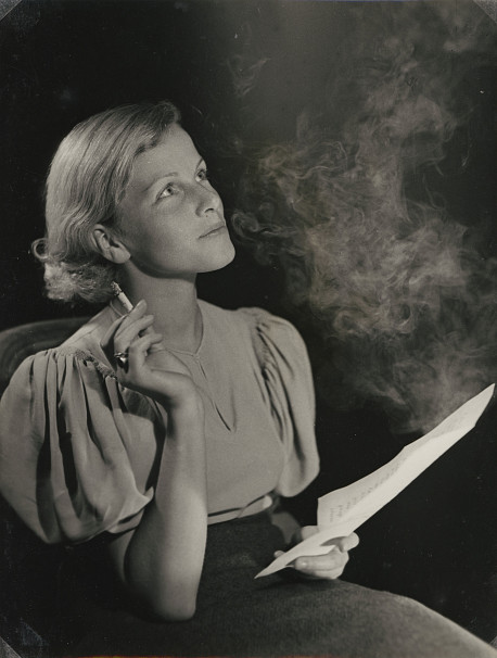 Werner Jackson: Porträt einer lesenden Frau, 1930er-Jahre, Silbergelatinepapier © Bauhaus-Archiv Berlin