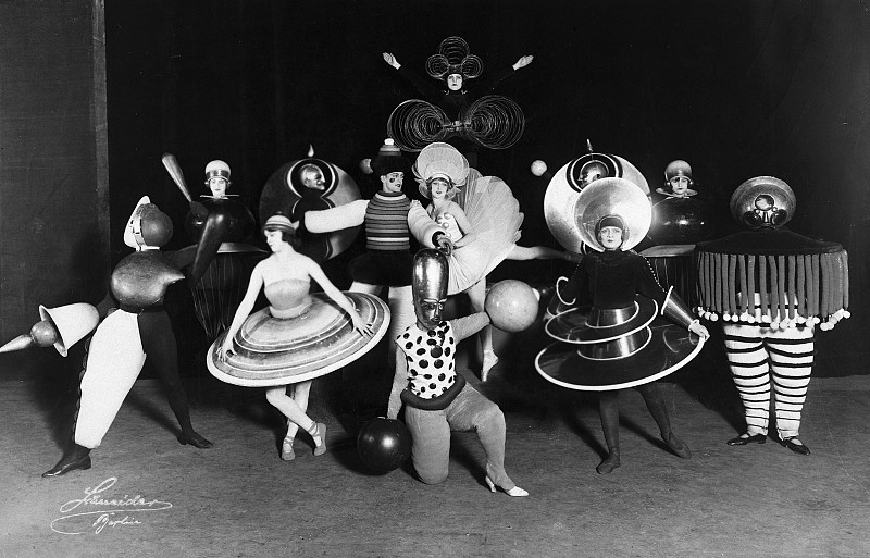 Oskar Schlemmer, Group photo of Triadisches Ballett, 1927 / Bauhaus-Archiv Berlin, Fotograf: Ernst Schneider