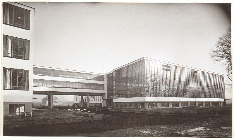 Lucia Moholy (Fotografie), Walter Gropius (Architektur), Bauhausgebäude Dessau, Werkstattgebäude von Nordwesten, 1926 / Bauhaus-Archiv Berlin, © VG Bild-Kunst Bonn