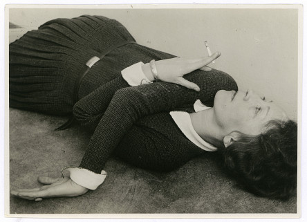 Grit Kallin-Fischer, Selbstporträt mit Zigarette, um 1928, Bauhaus-Archiv Berlin