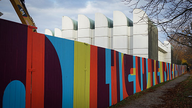 Construction fence artwork by Boa Mistura around the Bauhaus-Archiv / Museum für Gestaltung, photo: Catrin Schmitt